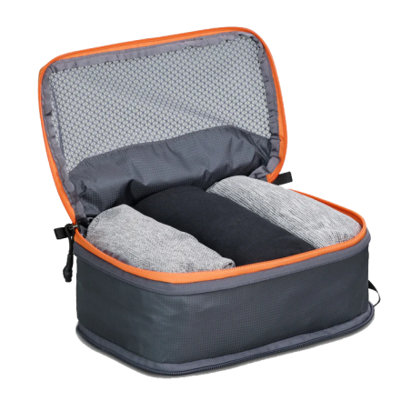 Gossamer Gear Compression Cubes M beispielhaft befüllt mit gerollter Kleidung