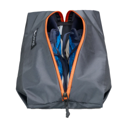 Gossamer Gear Shoe Cube mit langem Reißverschluss beispielhaft mit Schuhen gefüllt