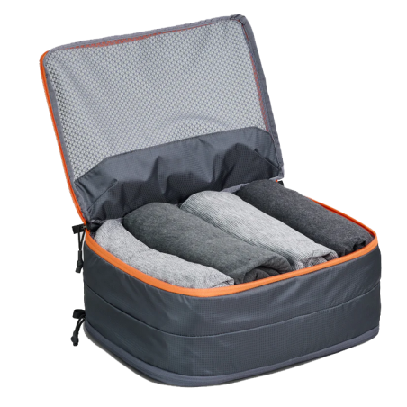 Gossamer Gear Dirty Clean Cube mit farblich markierten Reißverschlüssen, eine Seite mit Meshabdeckung, eine geschlossen