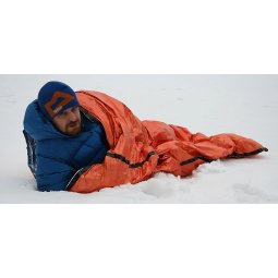 Mountain Equipment Ultralite Bivi Single Biwaksack im Einsatz mit einer Person im Schnee