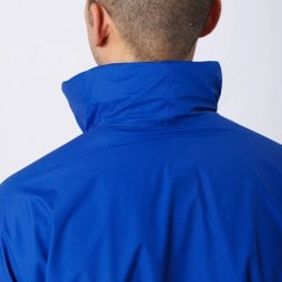 die Kapuze der Montbell Storm Cruiser Jacket kann bei Bedarf eingerollt werden