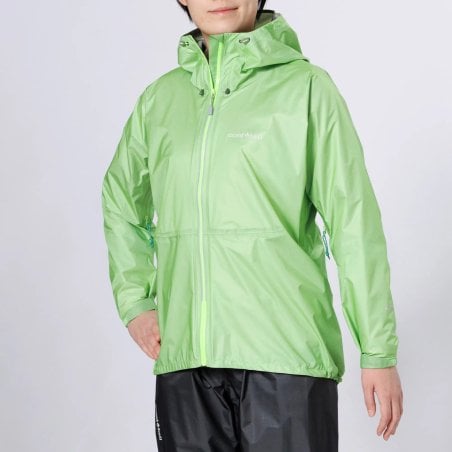 Montbell Versalite Jacket Damen von einem 167 cm großen Model in Größe M getragen Frontansicht
