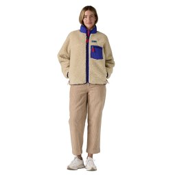 Patagonia Classic Retro-X Fleece Jacket Damen Dark Natural von 176 cm großem Model in Größe Small getragen