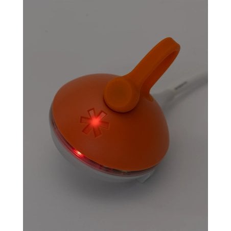 Snow Peak Rechargeable Mini Hozuki LED-Lampe leuchtet beim Ladevorgang