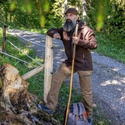 Steinkauz Kapuzenraudi Lodenjacke Braun im Einsatz