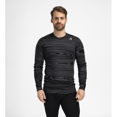 Aclima Warmwool Crew Neck Black Motion von Model getragen