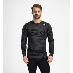 Aclima Warmwool Crew Neck Black Motion von Model getragen