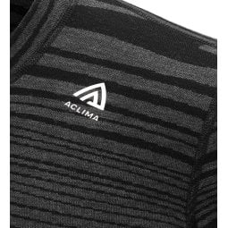 Aclima Warmwool Crew Neck Black Motion Detailansicht Logo