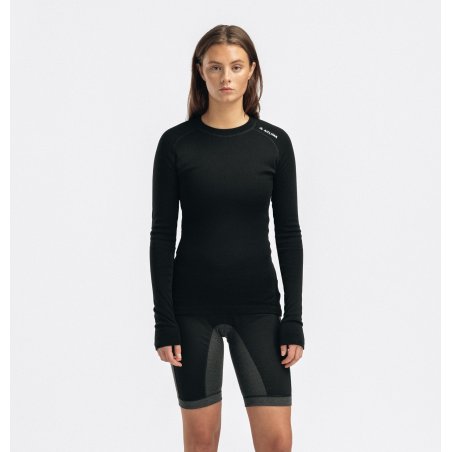Aclima Warmwool Crew Neck Damen Jet Black von Model getragen