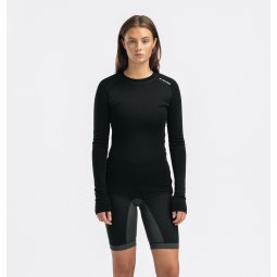 Aclima Warmwool Crew Neck Damen Jet Black von Model getragen