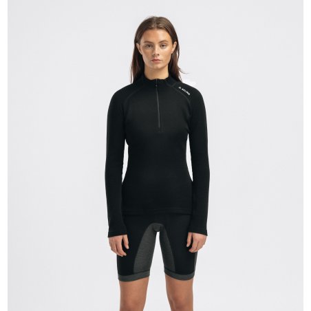 Aclima Warmwool Mock Neck Zip Damen Jet Black von Model getragen
