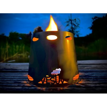 Vesuv Outdoor Hotspot 40 Alcohol Stove im Windschutz des Herstellers eingesetzt