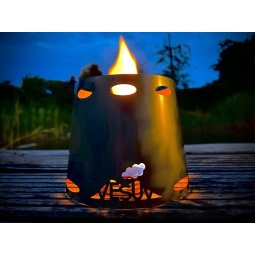 Vesuv Outdoor Hotspot 40 Alcohol Stove im Windschutz des Herstellers eingesetzt
