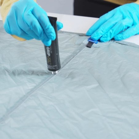 GearAid Seam Grip Sil Silikon Nahtdichter am besten mit Handschuhen auftragen