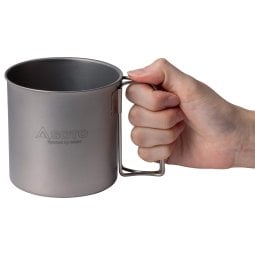Soto Titanium Mug 600 mit großen Griffen, um den Becher bequem halten zu können