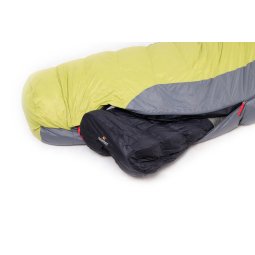 Warmpeace Down Foot Warmer im Schlafsack eingesetzt um die Wärmeleistung im Fußbereich zu erhöhen