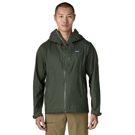 Patagonia Granite Crest Rain Jacket getragen von einem 1,87 m großen Model in Größe M