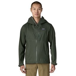 Patagonia Granite Crest Rain Jacket getragen von einem 1,87 m großen Model in Größe M