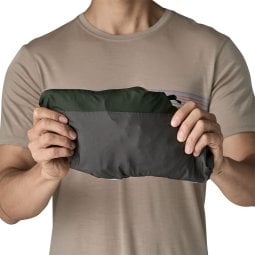 Patagonia Granite Crest Rain Jacket kann in eigener Brusttasche verstaut werden