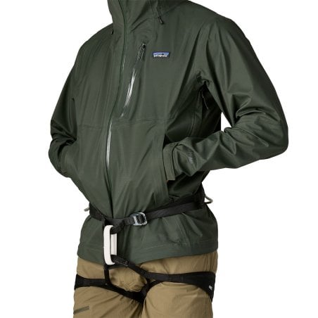 Patagonia Granite Crest Rain Jacket mit extra hoch angesetzten Taschen für einfachen Zugang auch mit Klettergurt
