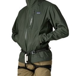 Patagonia Granite Crest Rain Jacket mit extra hoch angesetzten Taschen für einfachen Zugang auch mit Klettergurt