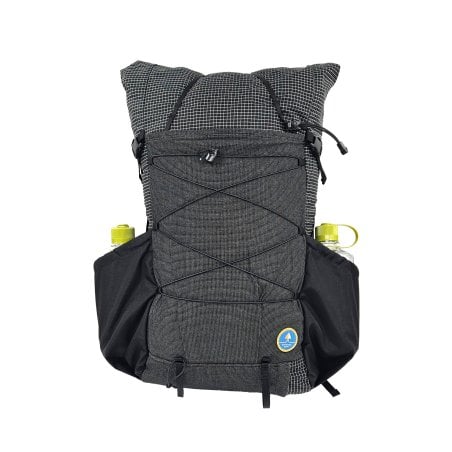 Symbiosis Gear The Aspen UL Rucksack Damen Frontansicht mit zwei 1 Liter Nalgene Trinkflaschen in den Seitentaschen