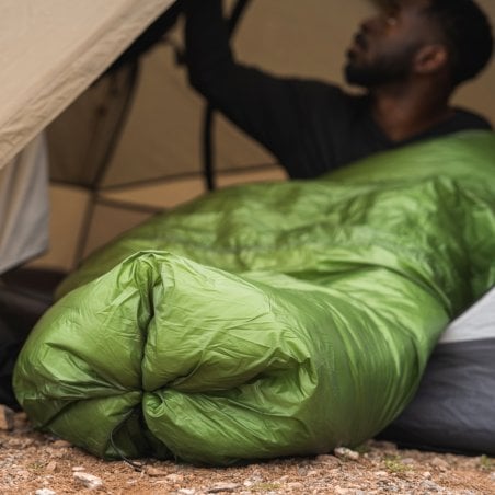 Enlightened Equipment Revelation Apex Quilt -1C im Einsatz mit zusammengezogener Fußbox