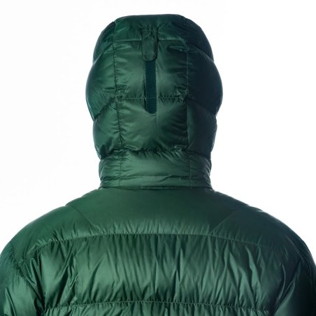 Klettverschluss zur Verstellung der Kapuze am Montbell Alpine Light Down Parka