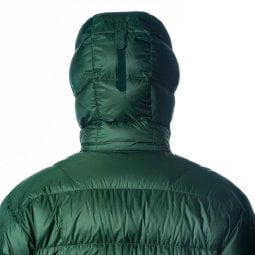 Klettverschluss zur Verstellung der Kapuze am Montbell Alpine Light Down Parka