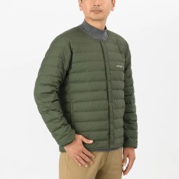 Montbell Superior Down Round Neck Jacket von 178 cm großem Model in Größe M getragen