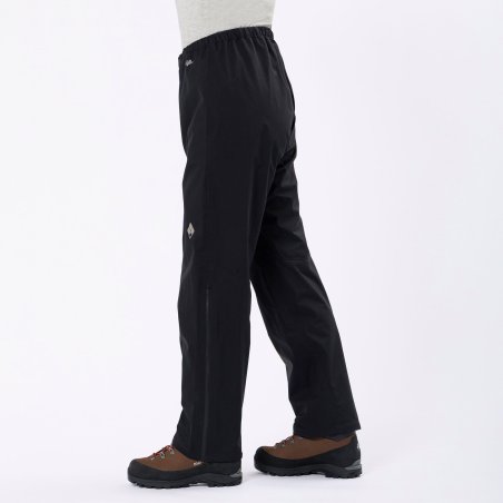 Montbell DRYTEC Rain Pants Herren Regenhose seitliche Ansicht mit Wanderstiefeln