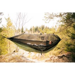 Amazonas Moskito Traveller Thermo XXL draußen im Einsatz mit aufgespanntem Moskitonetz