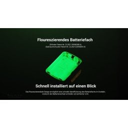 Floureszierendes Batteriefach an der Nitecore UT27 MCT Stirnlampe