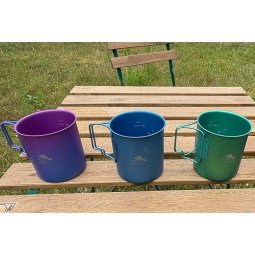 Toaks Light Titanium 450ml Cup Anodisiert auf einem Gartentisch aufgestellt