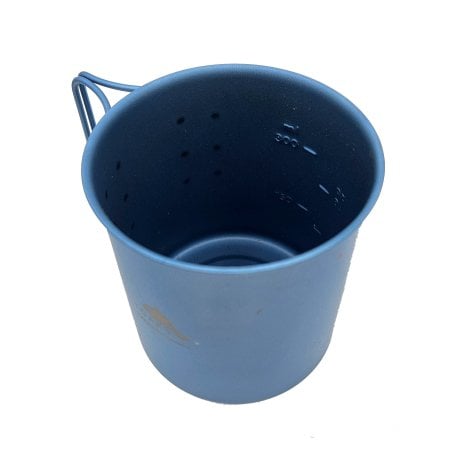 Blick in die blaue Toaks Light Titanium 450ml Cup Anodisiert Titan Tasse hinein