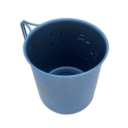 Blick in die blaue Toaks Light Titanium 450ml Cup Anodisiert Titan Tasse hinein