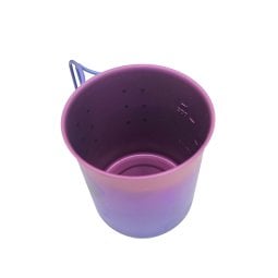 Blick in die lilafarbene Toaks Light Titanium 450ml Cup Anodisiert hinein