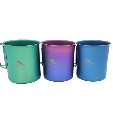 Toaks Light Titanium 450ml Cup Anodisiert alle Farben nebeneinander mit ausgeklappten Griffen