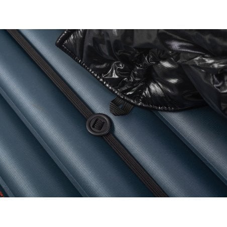 Der Liteway Sleeper Quilt 870+ FP 10D wird mit seinen Schlaufen an den Befestigungsbändern fixiert