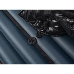 Der Liteway Sleeper Quilt 870+ FP 10D wird mit seinen Schlaufen an den Befestigungsbändern fixiert