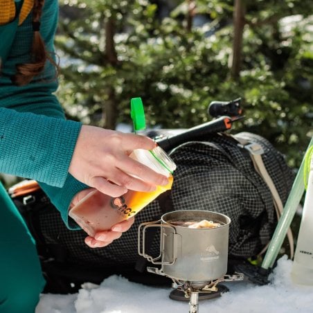 Cnoc HydriamX 42mm Faltflasche zusammen mit einem Kochset abgebildet