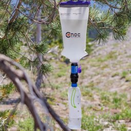 Cnoc VectoX 28 mm Faltflasche zusammen mit einem separat erhältlichen Filter zum Gravity Filter umgebaut