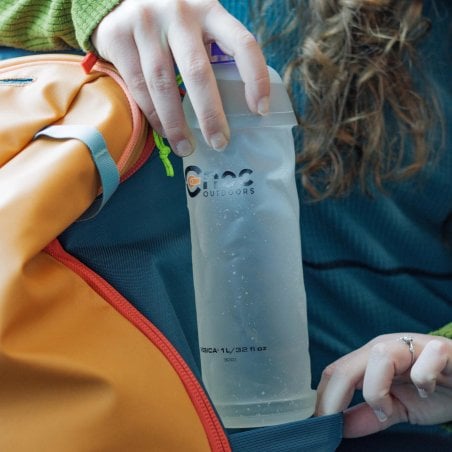 Cnoc Vesica 28mm Faltflasche wird in eine Rucksack Seitentasche gepackt