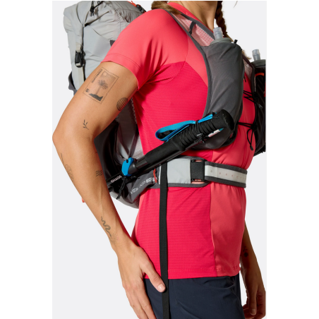 Rab Veil XP 20 wasserdichter Rucksack mit Schlaufen zum Verstauen der Trekkingstöcke unterwegs