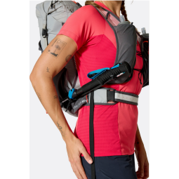 Rab Veil XP 20 wasserdichter Rucksack mit Schlaufen zum Verstauen der Trekkingstöcke unterwegs