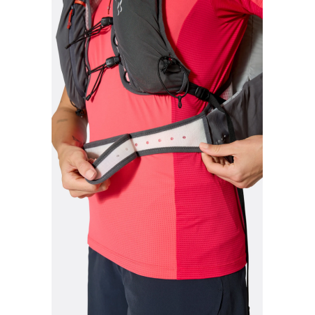der Rab Veil XP 20 wasserdichte Rucksack hat an der anderen Seite des Bauchgurts eine Verstellung mit Klett