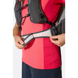 der Rab Veil XP 20 wasserdichte Rucksack hat an der anderen Seite des Bauchgurts eine Verstellung mit Klett