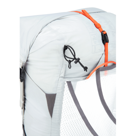 Rab Veil XP 20 wasserdichter Rucksack Ansicht Rollverschluss, Kompressionsriemen und Befestigungsschlaufe