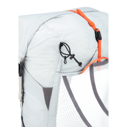 Rab Veil XP 20 wasserdichter Rucksack Ansicht Rollverschluss, Kompressionsriemen und Befestigungsschlaufe