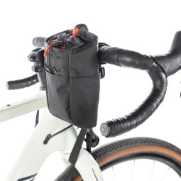 Tatonka Stem Pouch beispielhaft an einem Fahrrad befestigt
